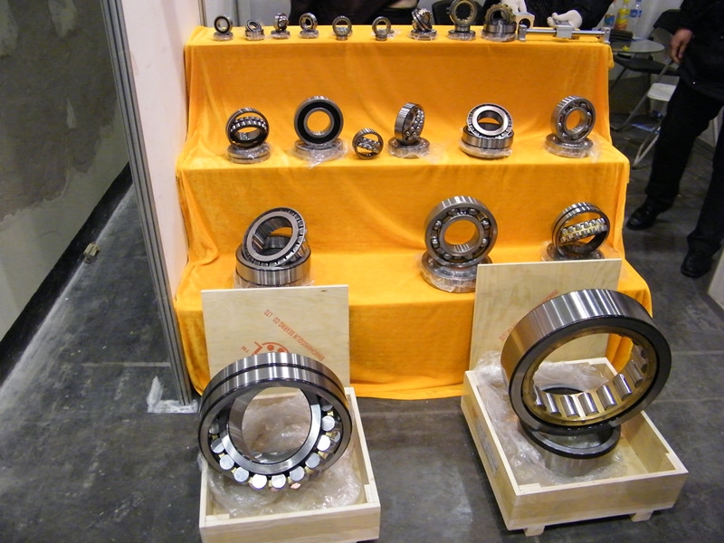 What are the effective ways to resist dust pollution in the selection of lubricating grease for mine bearings?
