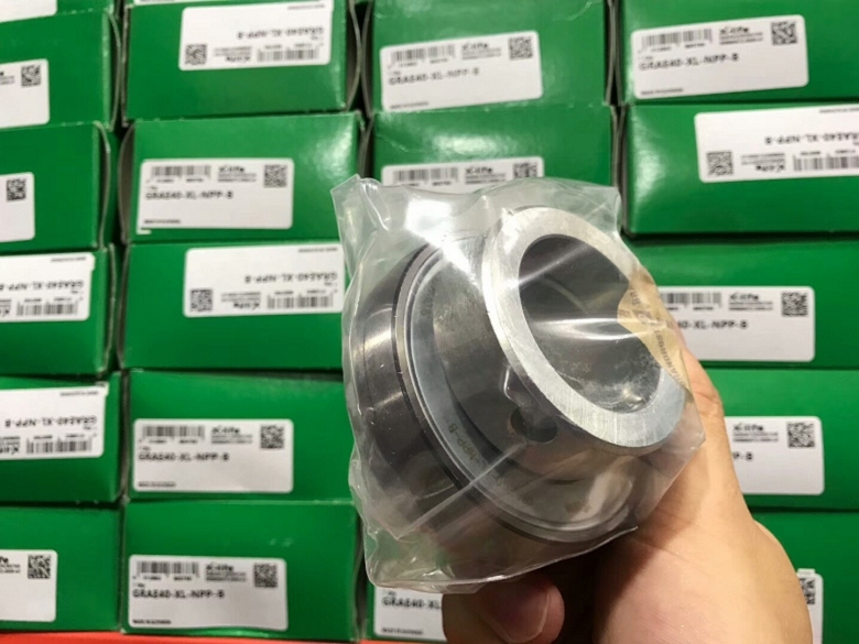 What is the role of clearance adjustment in the alignment performance and load-bearing capacity of spherical roller bearings？