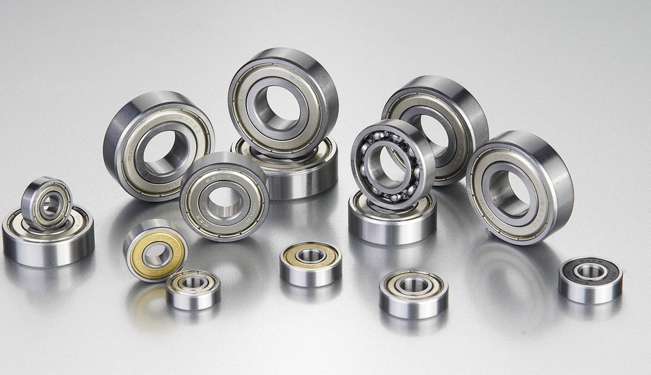 What is the role of the development of railway bearings in promoting the improvement of railway transportation efficiency？