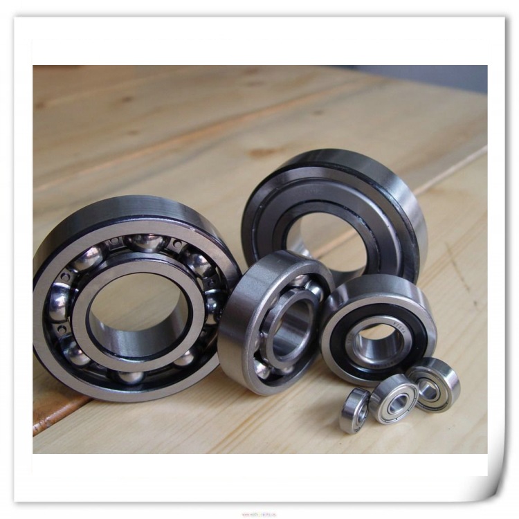 What are the differences in the lubrication mechanisms between sliding bearings and rolling bearings, and what are their characteristics？